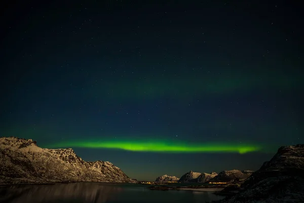 美丽的北极光，北极光，覆盖欧洲北部的高山- -挪威罗浮敦岛 — 图库照片