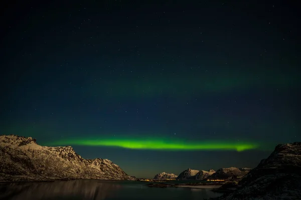 Hermosa aurora boreal, luces polares, sobre las montañas en el norte de Europa Islas Lofoten, Noruega — Foto de Stock