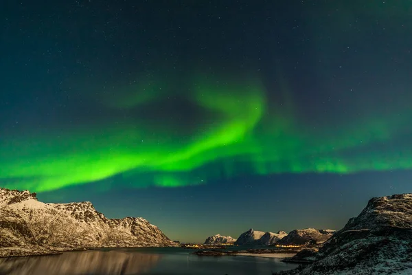 北ヨーロッパの山の上に驚くべき北の光、オーロラボアリス-ロフテン島、ノルウェー — ストック写真