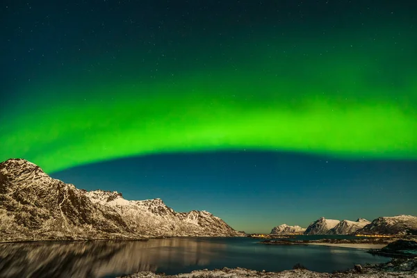 Dramática aurora boreal, luces polares, sobre montañas en el norte de Europa - Islas Lofoten, Noruega — Foto de Stock