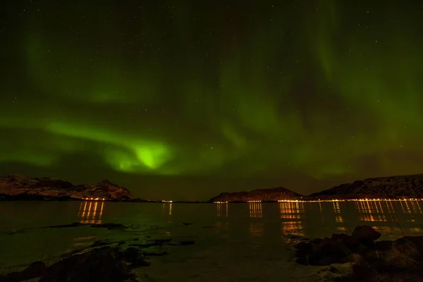 Aurora borealis, lumières polaires, au-dessus des montagnes du nord de l'Europe - îles Lofoten, Norvège — Photo