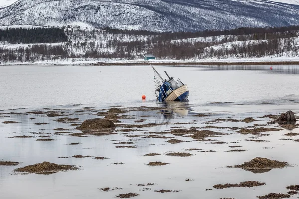 Gemi fırtınadan sonra sahilde karaya oturdu, Lofoten, Norveç. — Stok fotoğraf