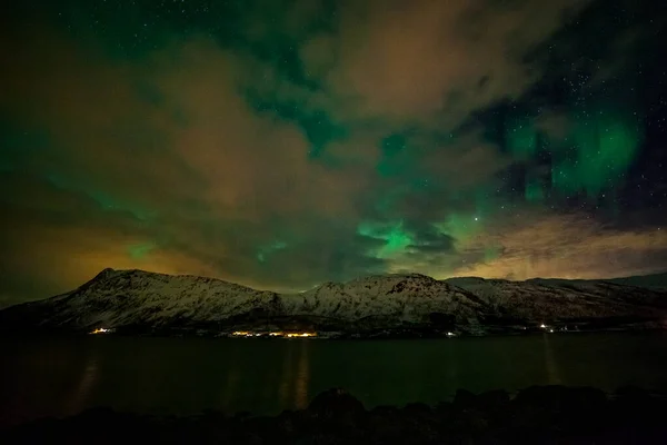 Dramatyczna zorza polarna, światła polarne, nad górami na północy Europy - wyspy Lofoten, Norwegia — Zdjęcie stockowe