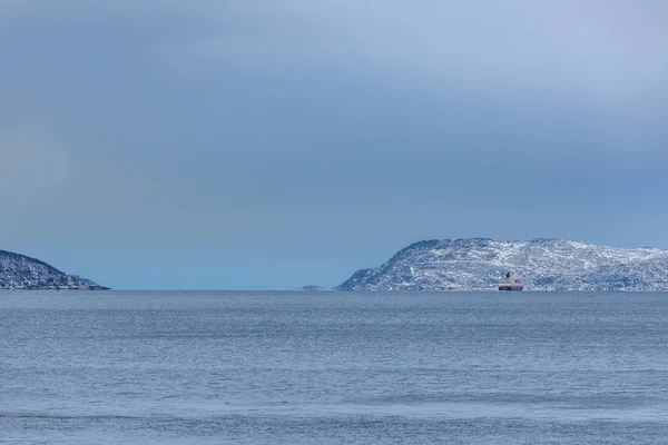 山とフィヨルドの上の青い時間の間に素晴らしい夕日,ボートと冬の風景,ノルウェー — ストック写真