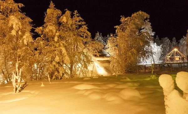 Tipico villaggio svedese nella notte gelida nel Circolo Polare Artico nel nord della Svezia — Foto Stock