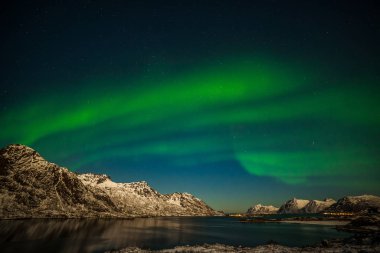 Aurora borealis, kutup ışıkları, Avrupa 'nın kuzeyindeki dağların üzerinden Lofoten adaları, Norveç