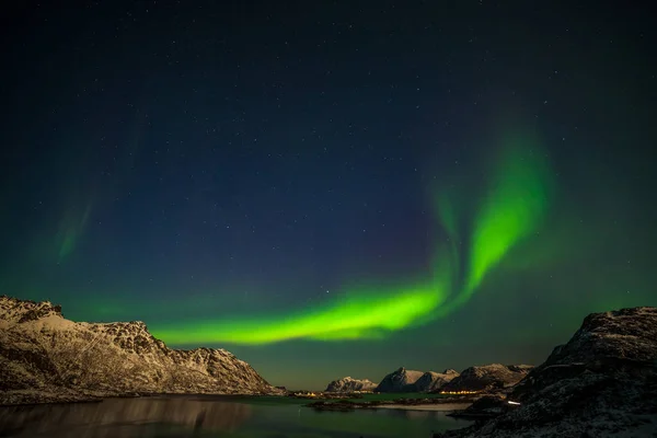 Gyönyörű aurora borealis, sarki fények, hegyek felett Észak-Európában - Lofoten-szigetek, Norvégia — Stock Fotó