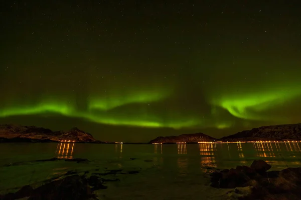 Increíble aurora boreal, luces del norte, sobre la ciudad en el norte de Europa - Islas Lofoten, Noruega — Foto de Stock