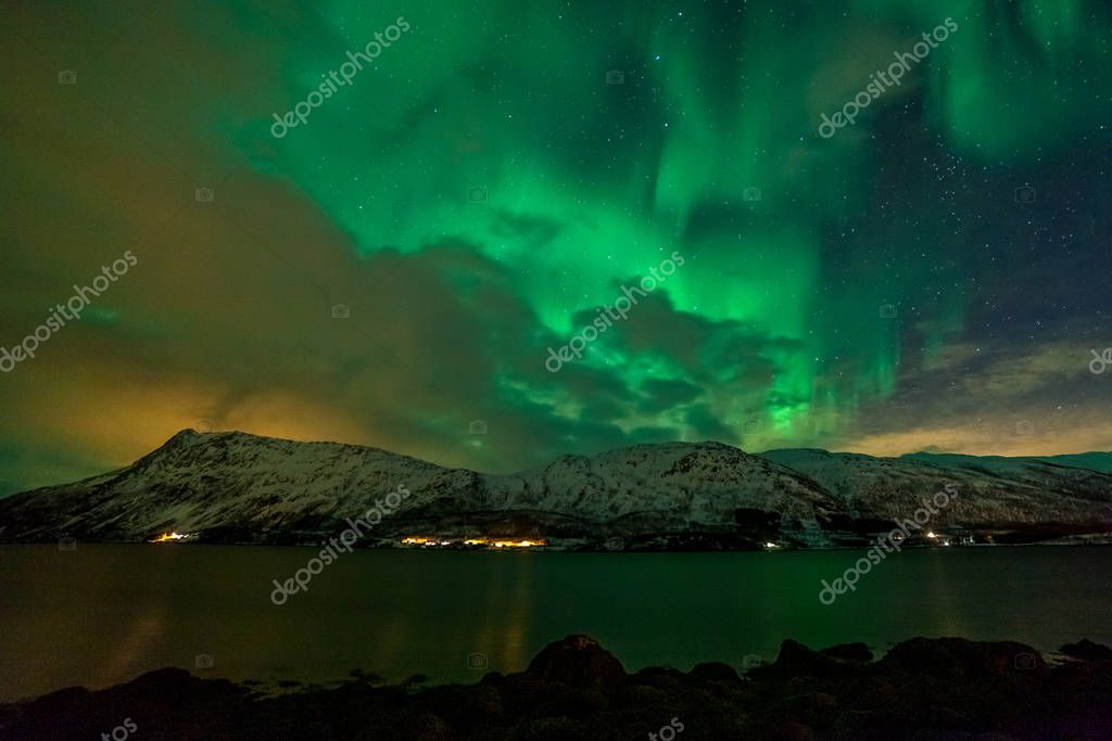 increíble aurora boreal, auroras boreales, sobre montañas en el norte