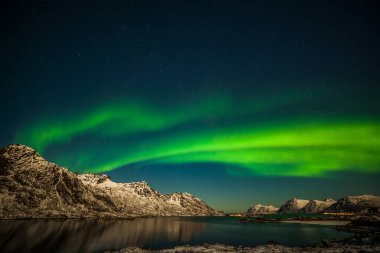 Unutulmaz Aurora Borealis, kuzey ışıkları, Avrupa 'nın kuzeyindeki dağların üzerinden Lofoten Adaları, Norveç