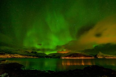 Unutulmaz Aurora Borealis, Kuzey Işıkları, Kuzey Avrupa 'da Lofoten Adaları, Norveç