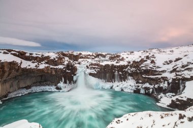 Aldeyjarfoss, İzlanda. İzlanda 'nın en güzel şelalesi. Kışın aldeyjarfoss şelalesi