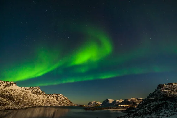 Felejthetetlen aurora borealis, északi fény, hegyek felett Észak-Európában - Lofoten-szigetek, Norvégia — Stock Fotó