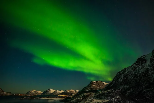 Aurora borealis, sarki fények, hegyek felett Észak-Európában - Lofoten-szigetek, Norvégia — Stock Fotó