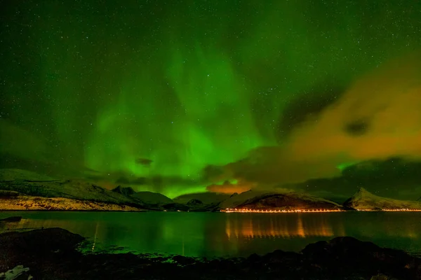 Felejthetetlen aurora borealis, északi fény, város felett Észak-Európában - Lofoten-szigetek, Norvégia — Stock Fotó