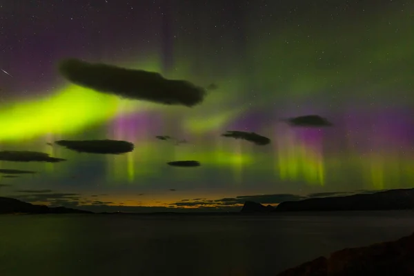 Aurora borealis, эффектное полярное сияние над горами на севере Европы - Лофские острова, Норвегия — стоковое фото