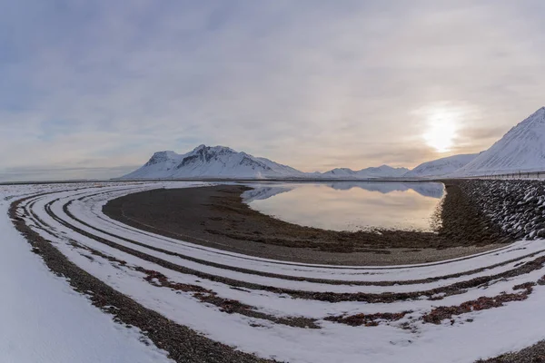 Un lago circondato da linee. Neve deserto paesaggio invernale nel Nord Europa. ghiandaia — Foto Stock