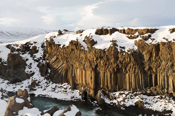 Bazalt textúra egy sziklán. Izland vízesések hideg téli festői kilátás. Aldeyjarfoss, Izland — Stock Fotó