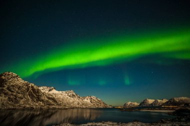 Aurora 'lı kış manzarası, gökyüzü yansımalı deniz ve karlı dağlar. Doğa, Lofoten Aurora can sıkıntısı.