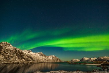 Aurora 'lı kış manzarası, gökyüzü yansımalı deniz ve karlı dağlar, Lofoten Aurora borealis. Lofoten Adaları