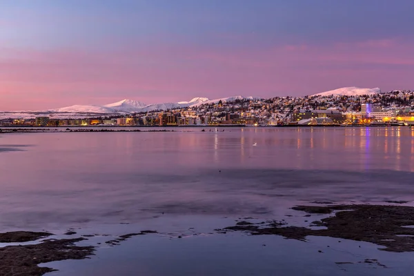 Nascer do sol incrível com incrível cor magenta sobre Tromso, Noruega. Noite polar. velocidade longa do obturador — Fotografia de Stock