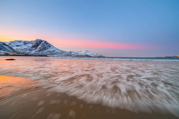 Nascer do sol incrível com cor magenta incrível sobre praia de areia. Tromso, Noruega. Noite polar. velocidade longa do obturador — Fotografia de Stock