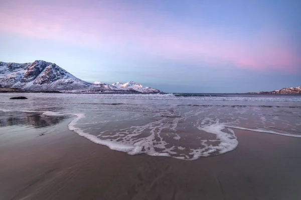 Niesamowity wschód słońca z niesamowitym kolorem magenta nad piaszczystą plażą. Tromso, Norwegia. Noc polarna. długa prędkość migawki — Zdjęcie stockowe