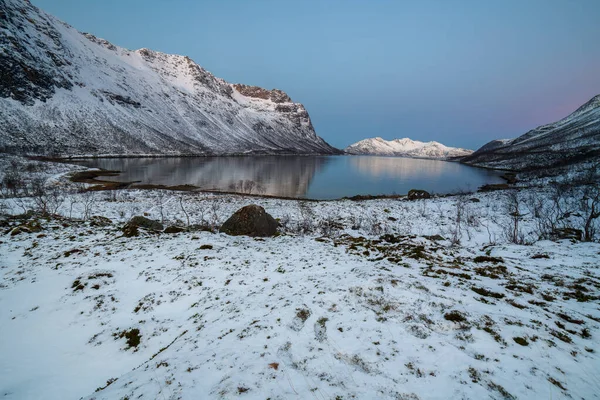Belle vue sur le fjord. Tromso, Norvège. Nuit polaire. vitesse d'obturation longue — Photo