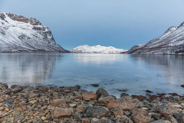 Bela vista sobre o fiorde. Tromso, Noruega. Noite polar. velocidade longa do obturador — Fotografia de Stock