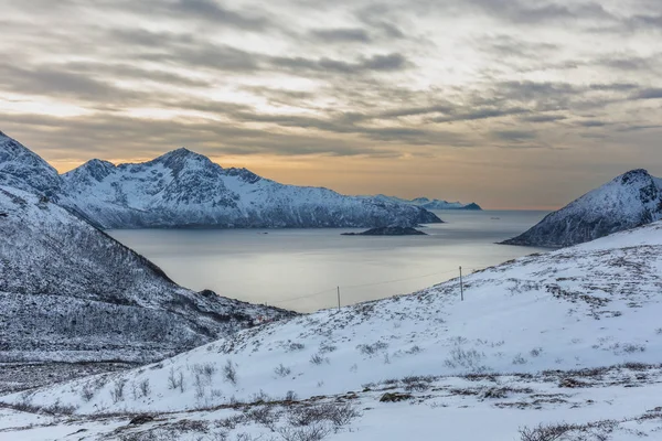 Bella vista sul fiordo. Tromso, Norvegia. Notte polare. lunga velocità dell'otturatore — Foto Stock