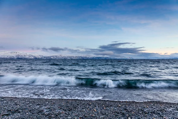 Belle vue sur la plage. Tornetrask, Suède. Nuit polaire. vitesse d'obturation longue — Photo