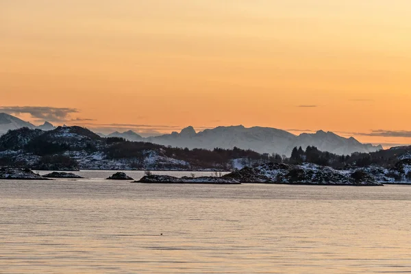 Csodálatos naplemente a Lofoten szigeten, Norvégiában. Drámai téli táj — Stock Fotó
