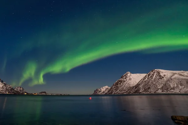 Чудові північні вогні, Aurora borealis над горами Північної Європи - Лофотенські острови, Норвегія. — стокове фото