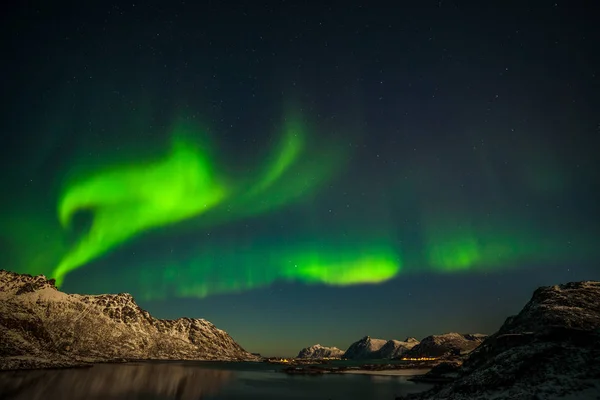 Aurora boreal, mar com reflexo do céu e montanhas nevadas. Natureza, Lofoten Aurora boreal. Lofoten Islands, Noruega . — Fotografia de Stock