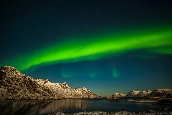 Paisaje de invierno con aurora, mar con reflejo del cielo y montañas nevadas. Naturaleza, Lofoten Aurora borealis . — Foto de Stock