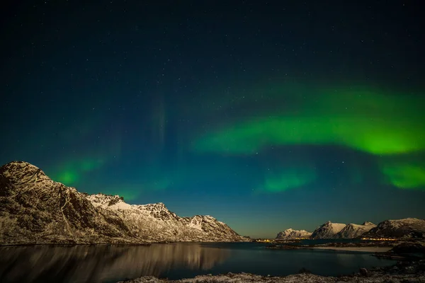 Hermosas luces del norte, Aurora boreal sobre las montañas en el norte de Europa Islas Lofoten, Noruega — Foto de Stock