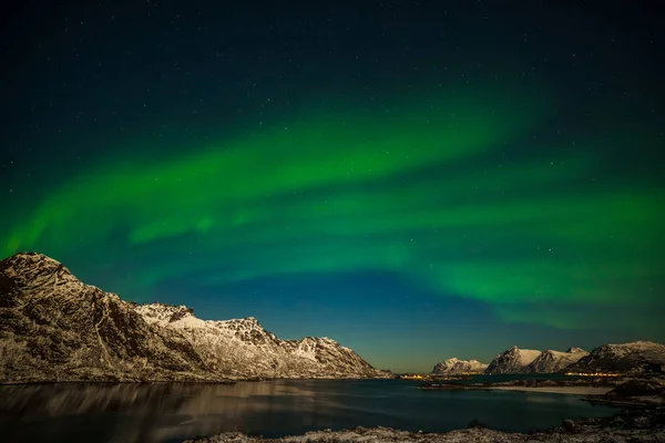 Paisaje de invierno con aurora, mar con reflejo del cielo y montañas nevadas. Naturaleza, Islas Lofoten, Noruega . — Foto de Stock