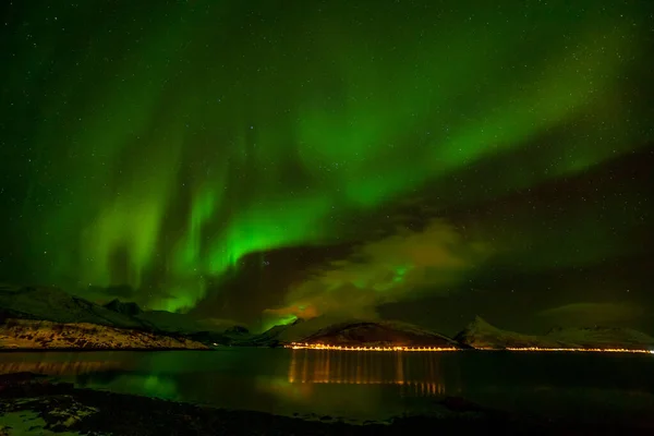 Paisaje de invierno con aurora, mar con reflejo del cielo y montañas nevadas. Naturaleza, Lofoten Aurora borealis . — Foto de Stock