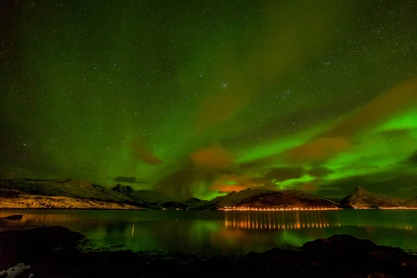 Hermosas luces del norte, Aurora boreal sobre las montañas en el norte de Europa Islas Lofoten, Noruega — Foto de Stock