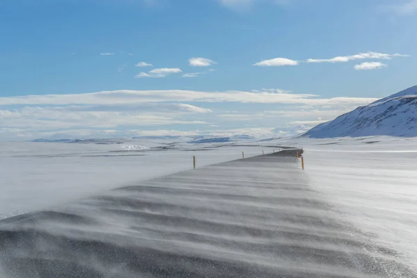 Estrada de inverno substituída por neve. Paisagem de primavera deserto de neve no norte da Europa. Irlanda do Norte — Fotografia de Stock