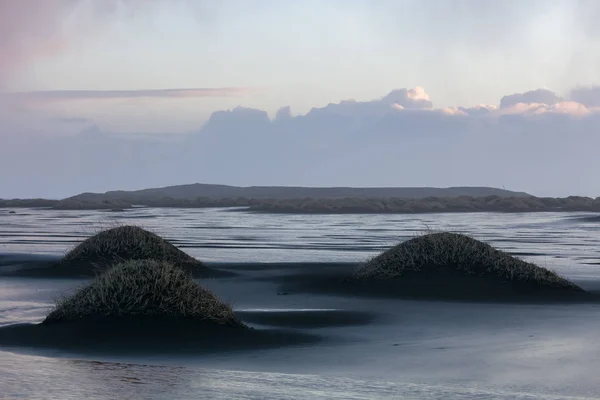 Island, Vestrahorn mount och svart sand över havet. — Stockfoto