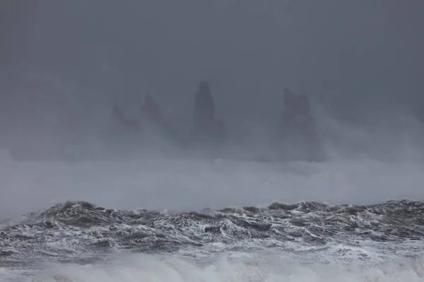 Vista desde la playa de Vik durante una fuerte tormenta, Islandia. Salpicando olas en primer plano . — Foto de Stock