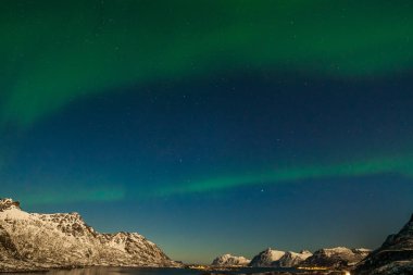 Aurora borealis, kutup ışıkları, Avrupa 'nın kuzeyindeki dağların üzerinden Lofoten adaları, Norveç