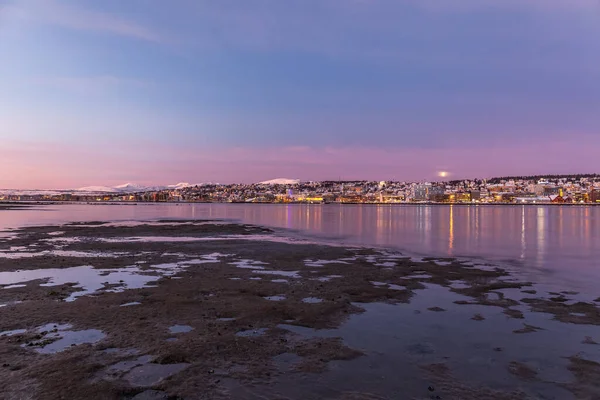 Fantastisk soluppgång med fantastisk magentafärg över Tromso, Norge. Polarkväll. lång slutartid — Stockfoto