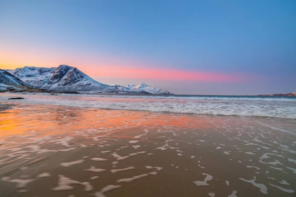 Niesamowity wschód słońca z niesamowitym kolorem magenta nad piaszczystą plażą. Tromso, Norwegia. Noc polarna. długa prędkość migawki — Zdjęcie stockowe