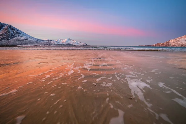 Niesamowity wschód słońca z niesamowitym kolorem magenta nad piaszczystą plażą. Tromso, Norwegia. Noc polarna. długa prędkość migawki — Zdjęcie stockowe