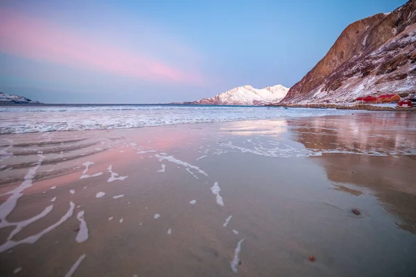 Nascer do sol incrível com cor magenta incrível sobre praia de areia. Tromso, Noruega. Noite polar. velocidade longa do obturador — Fotografia de Stock