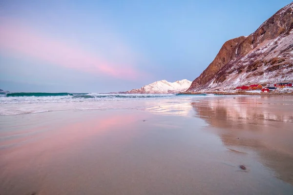 Nascer do sol incrível com cor magenta incrível sobre praia de areia. Tromso, Noruega. Noite polar. velocidade longa do obturador — Fotografia de Stock