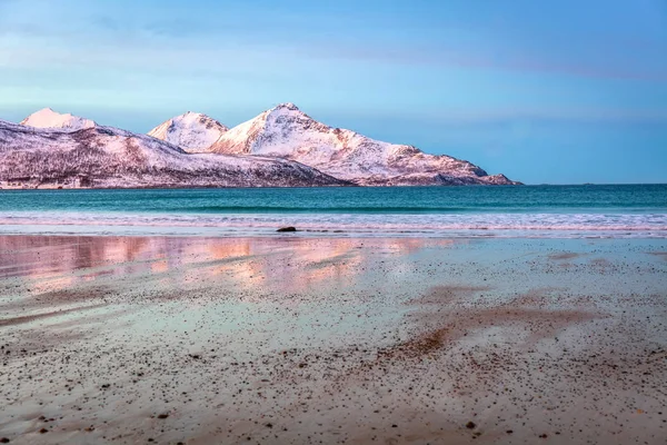 Nascer do sol incrível com cor magenta incrível sobre praia de areia. Tromso, Noruega. Noite polar. velocidade longa do obturador — Fotografia de Stock