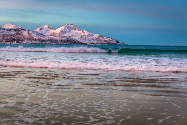 Nascer do sol incrível com cor magenta incrível sobre praia de areia. Tromso, Noruega. Noite polar. velocidade longa do obturador — Fotografia de Stock